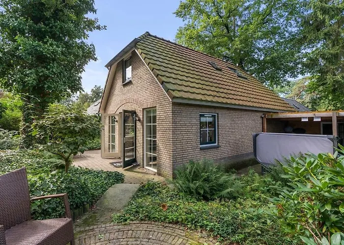 In Het Bos Met Jacuzzi En Sauna 펜션 룬터렌